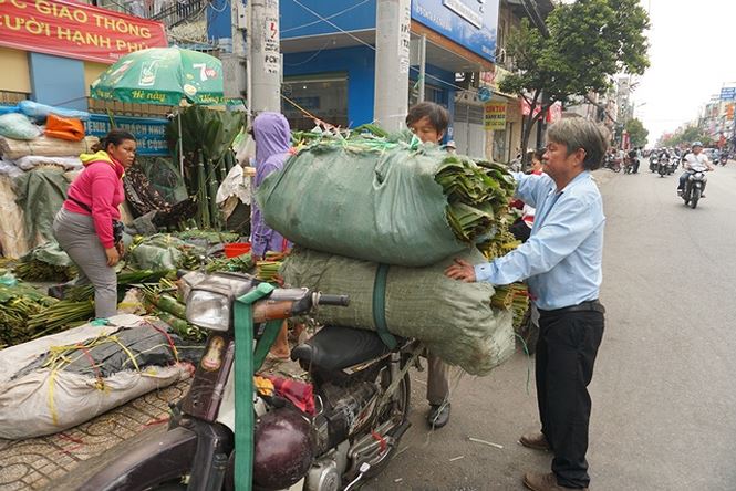 120.000 đồng một bó lá dong bán vỉa hè Sài Gòn